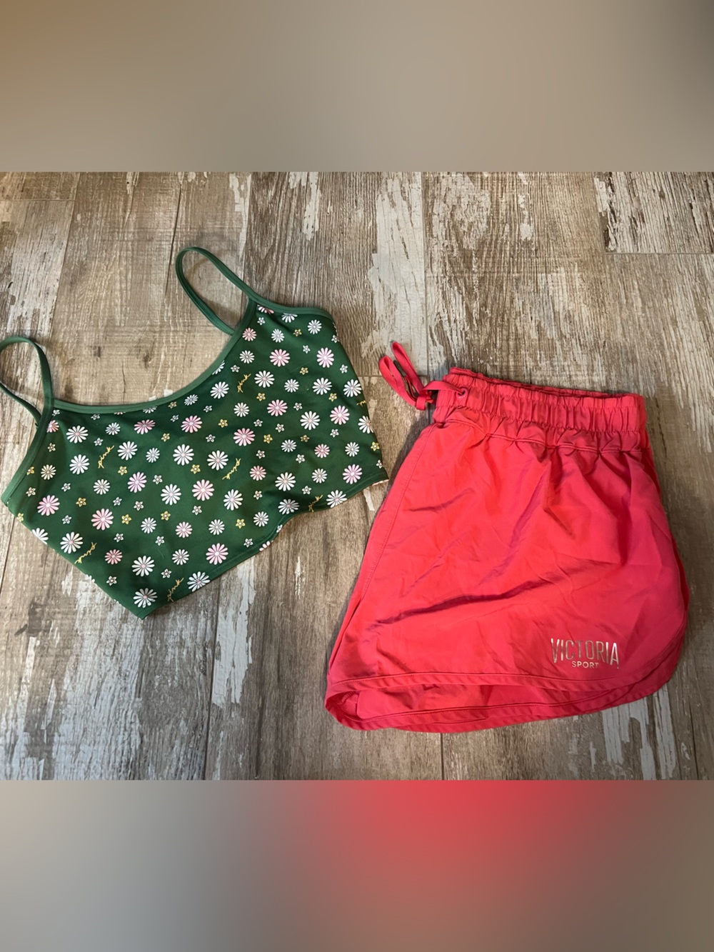 PINK💗VS Green/Daisy Multi Sport Bralette & VS-Sport Coral Running shorts(L-SET)!